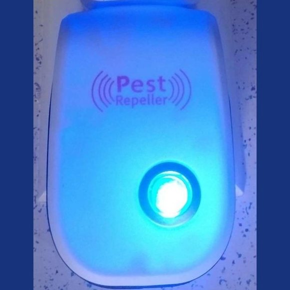 New in Box Pet Safe Ultrasonic Pest Repeller BLUE night light - Picture 2 of 3